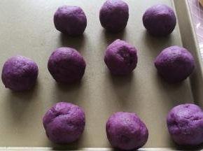紫薯馅每个30克分好，备用。