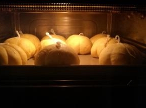 发酵好面团放入烤箱，中层175度，烘烤18分钟。普通烤箱提前预热180度中层烘烤18分钟。