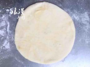 压扁擀成圆饼，注意不要擀得太薄，以免漏出馅料。