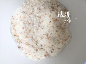 等待晾凉的时间把辅料中的糖、面粉、熟芝麻拌匀待用。