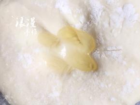把晾凉的面揉成光滑的面团后加入色拉油，继续揉成柔软光滑的面团。盖上保鲜膜静置半小时以上。