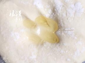 把晾凉的面揉成光滑的面团后加入色拉油，继续揉成柔软光滑的面团。盖上保鲜膜静置半小时以上。