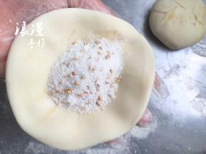 取一个稍微擀一下，包入馅料。