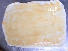 用小汤勺背面抹匀。