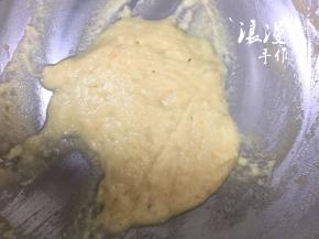 制作油酥：锅中加入色拉油，油热后转小火，加入面粉，快速调成糊状即可关火。