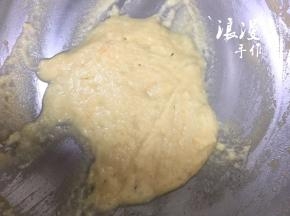 制作油酥：锅中加入色拉油，油热后转小火，加入面粉，快速调成糊状即可关火。
