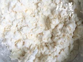 拌成柳絮状后加盐，再拌均匀。放置一边晾凉。