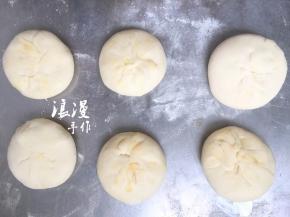 依次捏紧切口处。