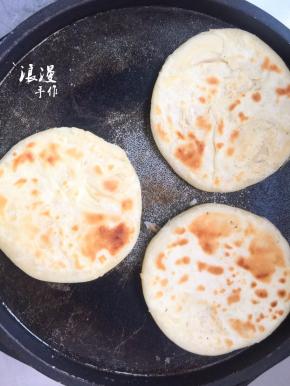 依次擀好后，加热电饼铛。锅中放少许油烙至两面金黄即可。
