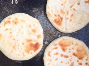 依次擀好后，加热电饼铛。锅中放少许油烙至两面金黄即可。