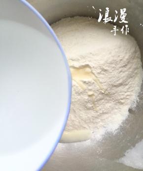 取热水烫面，热水边慢慢细流边用筷子拌匀。