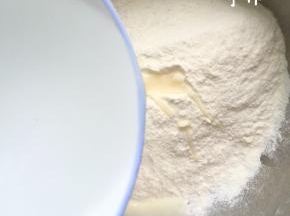 取热水烫面，热水边慢慢细流边用筷子拌匀。