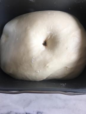 发到2倍大，手指粘面粉戳一个洞，没有回缩即是发酵好了！（发酵要看状态的，天气热容易发酵的比较快）