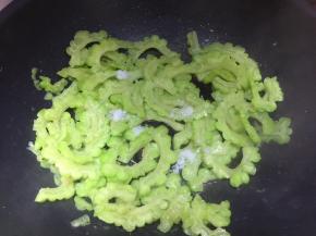 然后加入盐炒软