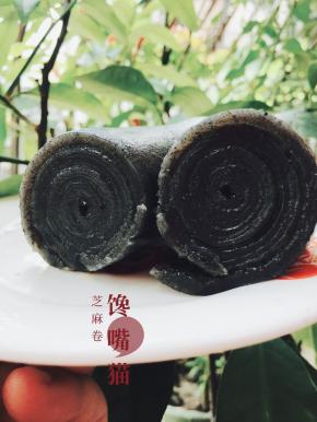 等不烫手时卷，也不能太凉了，手能接受的热度时候卷！贴近卷，不要留太多空隙！卷实就可以了！