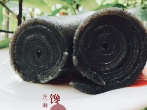 等不烫手时卷，也不能太凉了，手能接受的热度时候卷！贴近卷，不要留太多空隙！卷实就可以了！