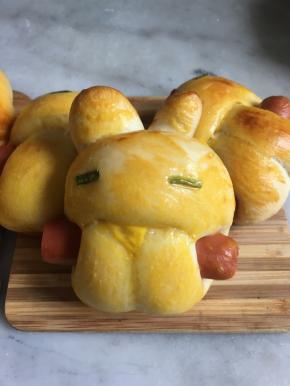 预热烤箱上下火180度5分钟，小兔子火腿肠面包刷上一层蛋液后上下180度烤20分钟！出炉凉凉即可吃了！