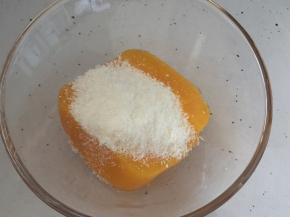 放入碗里倒入椰蓉即可