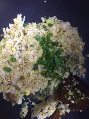 最后加入葱花翻炒均匀即可