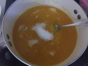 将南瓜泥放入锅中加入适量清水，再加入25g白凉粉搅拌均匀，然后开火搅拌至沸腾即可