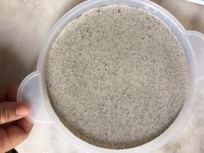 抹油，放上一勺芝麻马蹄浆，放到微波炉大火叮一分钟！看自家微波炉的火力大小而调，觉得不够熟可以叮多一分钟！也可以放蒸锅里蒸，时间为3分钟即可！