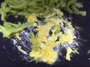 磕入鸡蛋炒散