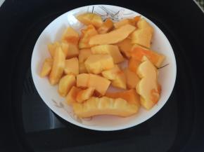 南瓜去皮切块后放入蒸锅里蒸熟