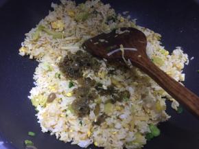 喜欢吃酸菜的可以放入酸菜翻炒均匀