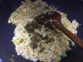 喜欢吃酸菜的可以放入酸菜翻炒均匀