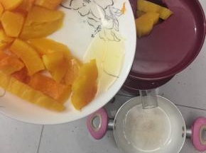 然后将蒸好的南瓜放入原汁机中压成南瓜泥（因为这边没有料理机，所以用原汁机压了，有料理机的可以用料理机打成泥）