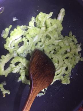 锅里热油后放入苦瓜炒软