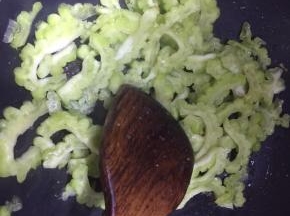 锅里热油后放入苦瓜炒软