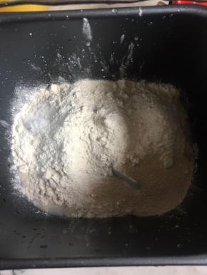 用面包机先放液体在放面粉，（面粉我使用金象）两个对角分别放盐跟酵母！使用aca和面程序20分钟，扩展后放入软化好的黄油！再启动和面程序再揉20分钟