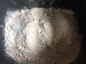 用面包机先放液体在放面粉，（面粉我使用金象）两个对角分别放盐跟酵母！使用aca和面程序20分钟，扩展后放入软化好的黄油！再启动和面程序再揉20分钟