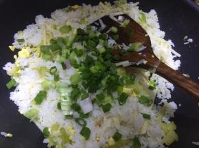加入葱花头翻炒
