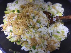 加入生抽翻炒均匀