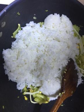 加入煮好的米饭