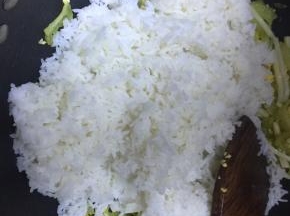 加入煮好的米饭