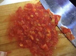 番茄蒸好后去皮切碎