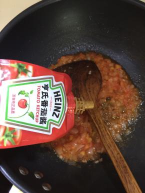 加入番茄酱和罗勒叶