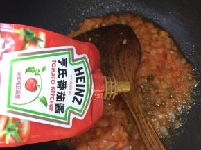 加入番茄酱和罗勒叶