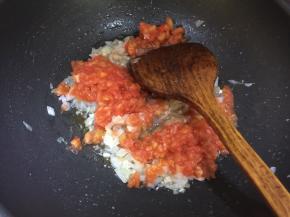 然后放入炒香的洋葱锅里一起翻炒