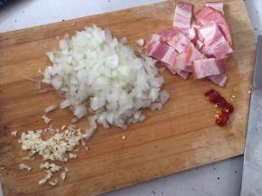 洋葱切碎、培根切块、蒜瓣切末、小辣椒切块