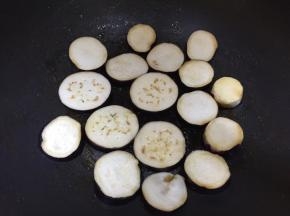 利用锅里的余油煎香茄子