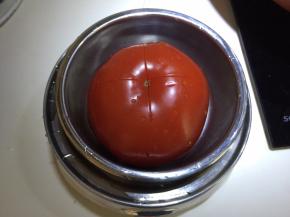 番茄表皮划十字放入蒸锅里