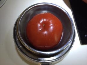 番茄表皮划十字放入蒸锅里