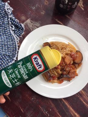 装盘撒上卡士芝士粉