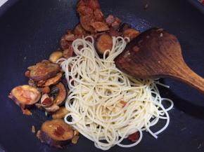 然后捞起煮好的意大利面放入双茄锅里