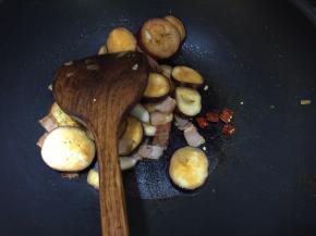 放入小辣椒一起炒