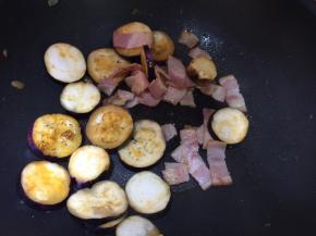 翻面煎香后放入培根一起煎香